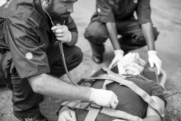 Squadra Paramedica Che Soccorre Paziente Critico — Foto Stock