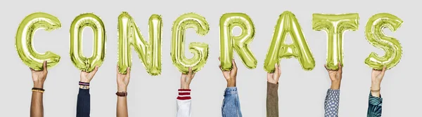 Balões Alfabeto Verde Formando Palavra Parabéns — Fotografia de Stock