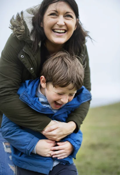 Mãe Alegre Abraçando Seu Filho — Fotografia de Stock