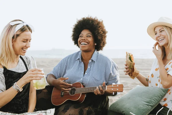 Друзья Поют Вместе Пляжном Пикнике — стоковое фото