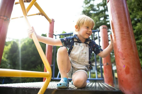 Jonge Jongen Speelt Een Speelplaats — Stockfoto