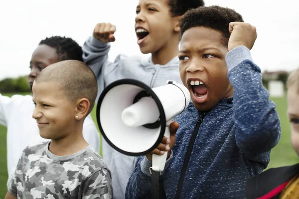Genç Çocuk Bir Megafon Bir Protesto Bağırarak — Stok fotoğraf