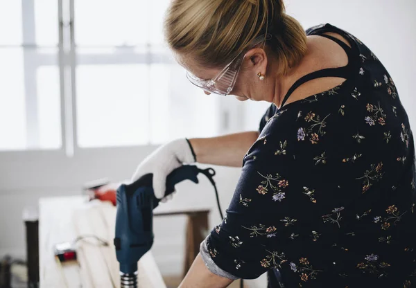 Mujer Perforando Tablón Madera — Foto de Stock