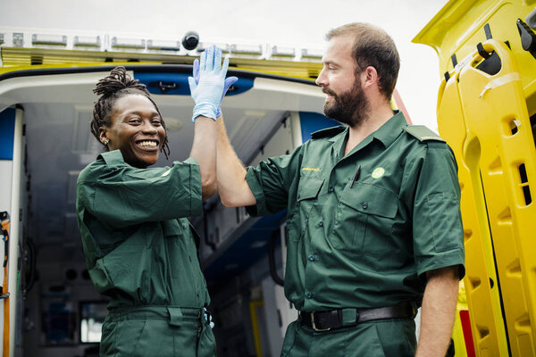 Команда скорой помощи делает "дай пять"
