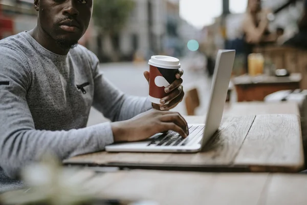 Mann Arbeitet Einem Café Einem Laptop — Stockfoto