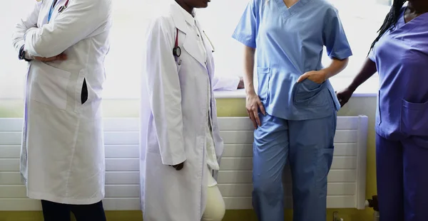 Groupe Professionnels Médicaux Discutant Dans Couloir Hôpital — Photo