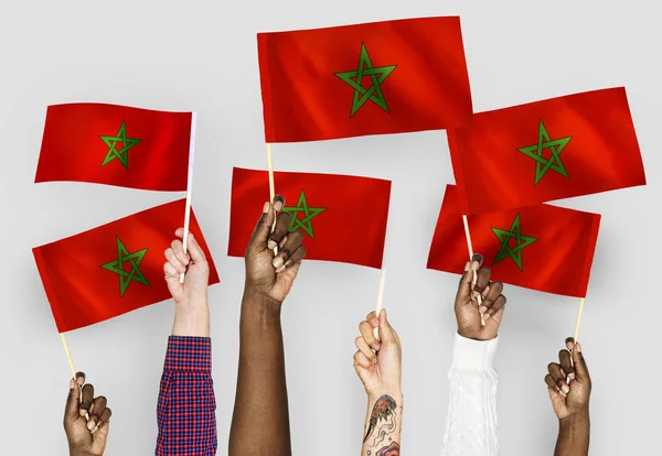 Руки Размахивают Флагами Марокко — стоковое фото