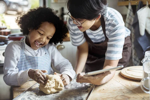 Young Boy Leaning Bake His Mother — Stock Photo, Image