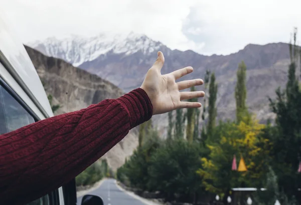 Mujer Disfrutando Brisa Fresca Desde Ventana Del Coche — Foto de Stock