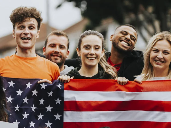 Grup Genç Yetişkin bir Amerikan bayrağı gösterilen