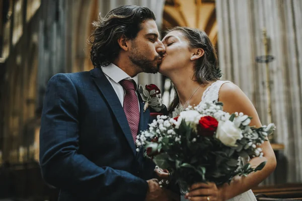 花嫁をキスすることができます — ストック写真