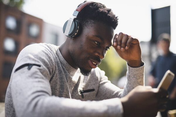 Веселый мужчина смотрит онлайн видео в кафе
