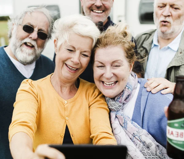 Happy Seniors Prendre Selfie — Photo