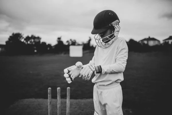 クリケット選手のプレーする準備 — ストック写真