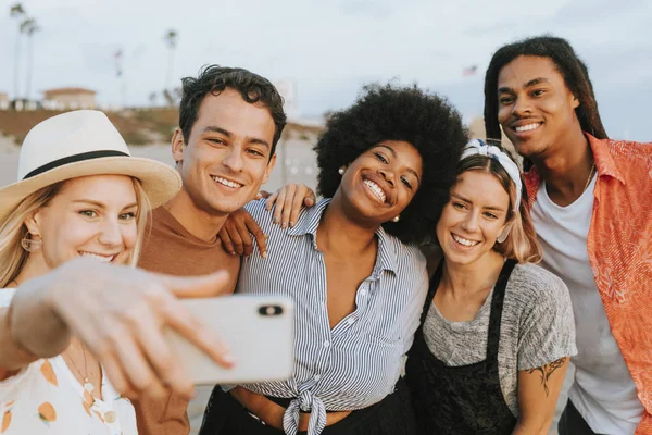 Gruppo Amici Diversi Che Fanno Selfie Spiaggia — Foto Stock