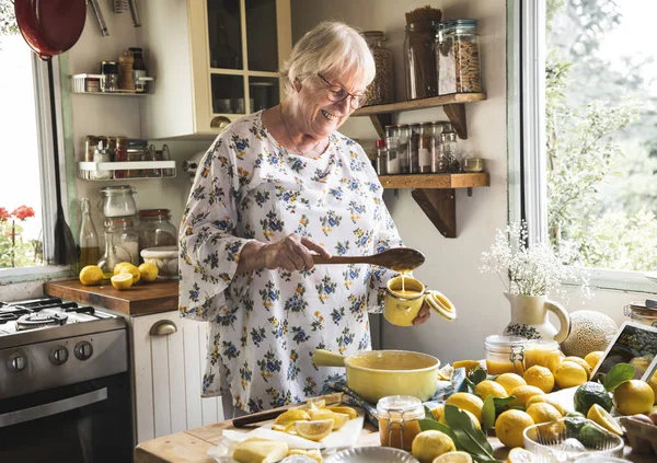 Žena Dělat Domácí Citronový Krém — Stock fotografie