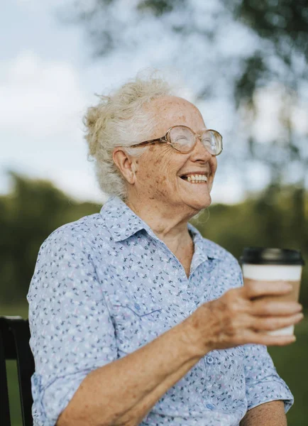 Glückliche Seniorin Beim Kaffee Zum Mitnehmen Park — Stockfoto