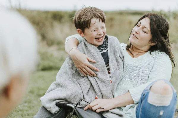 Madre Abrazando Hijo Alegre — Foto de Stock