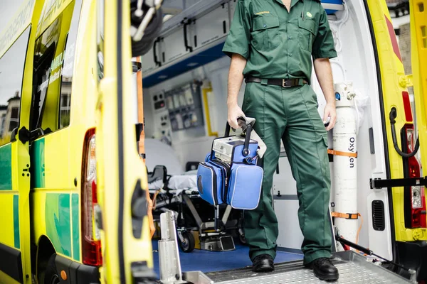 Sağlık görevlileri ambulans ile iş yerinde