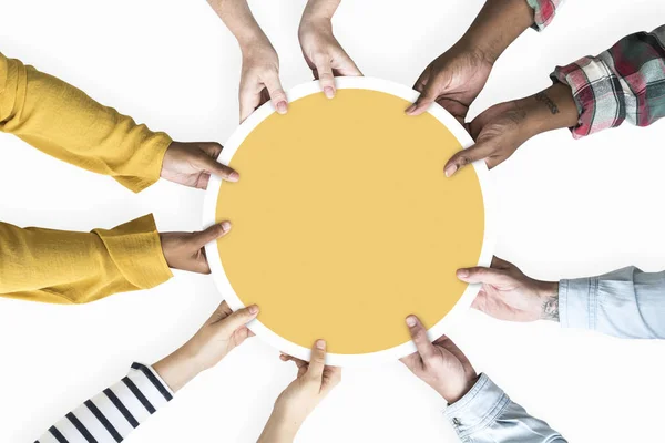 Διαφορετικά Χέρια Υποστηρίζοντας Ένα Κενό Κίτρινο Στρογγυλό Διοικητικό Συμβούλιο — Φωτογραφία Αρχείου