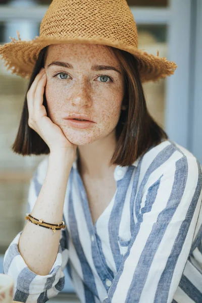 Retrato Uma Mulher Alegre Usando Chapéu Palha — Fotografia de Stock