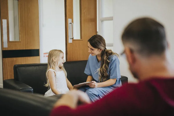 Ung Flicka Talar Till Kvinnlig Sjuksköterska — Stockfoto