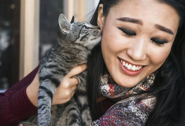 Mulher Feliz Passar Tempo Com Seu Gato — Fotografia de Stock