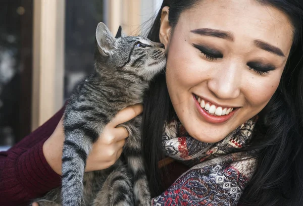 그녀의 고양이 시간을 보내는 — 스톡 사진