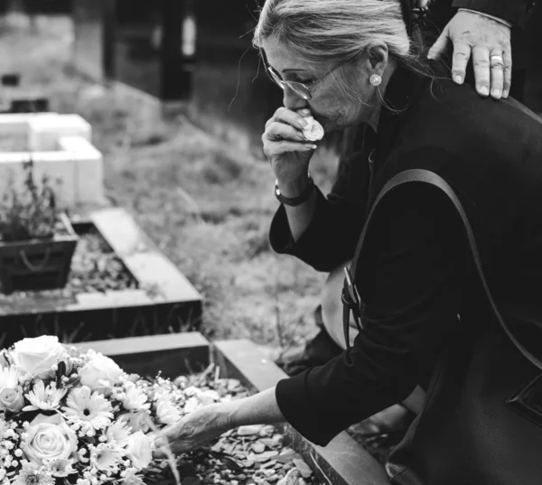 Alte Frau Legt Blumen Auf Einem Grab Nieder — Stockfoto