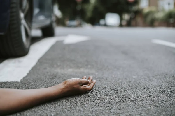 車の事故後 地面に横になっている人 — ストック写真