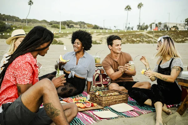 Друзі Мають Пікнік Пляжі — стокове фото