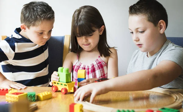 Hermanos Jugando Con Bloques Trenes Coches — Foto de Stock