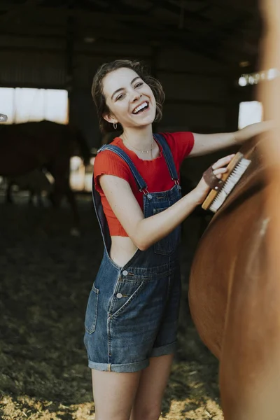 Menina Feliz Preparando Cavalo Castanho — Fotografia de Stock