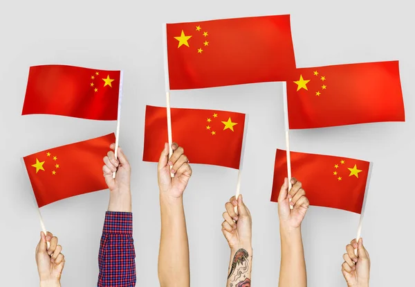 Ręce Wymachując Flagami Chin — Zdjęcie stockowe