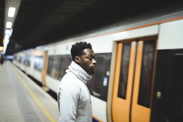 Hombre Esperando Que Las Puertas Del Tren Abran — Foto de Stock