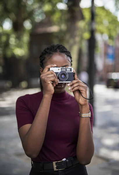 Hermosa Modelo Con Una Cámara Analógica — Foto de Stock