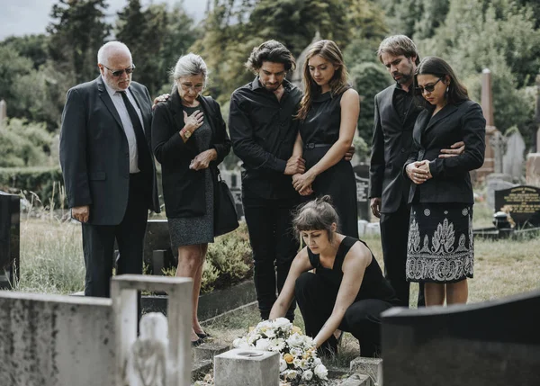 Família Colocando Flores Sepultura — Fotografia de Stock