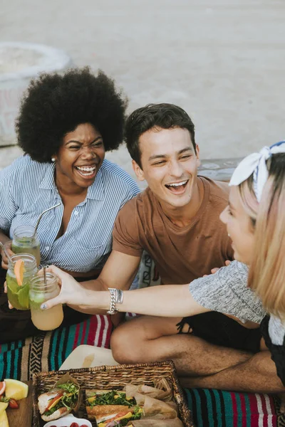 Diversos Amigos Disfrutando Una Fiesta Playa —  Fotos de Stock