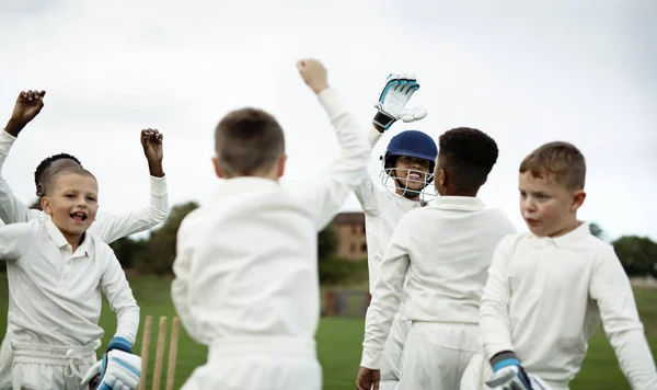 Junge Glückliche Cricketspieler Jubeln Auf Dem Feld — Stockfoto