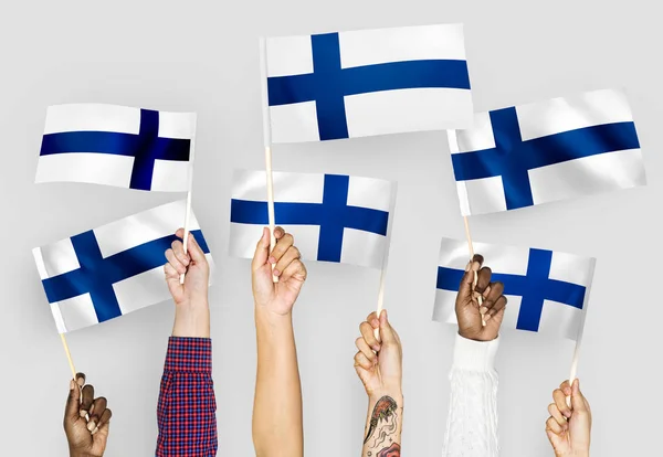 Bandeiras Mãos Acenando Finlândia — Fotografia de Stock