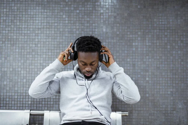 Hombre Poniéndose Los Auriculares — Foto de Stock