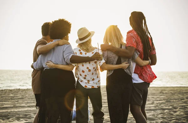 Freunde Beobachten Den Sonnenuntergang Strand — Stockfoto