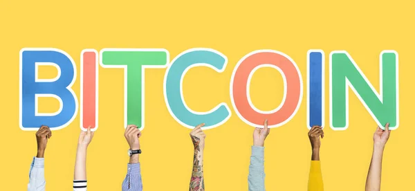Manos Sosteniendo Letras Colores Que Forman Palabra Bitcoin — Foto de Stock