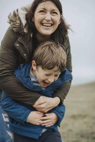 Alegre Madre Abrazando Hijo — Foto de Stock