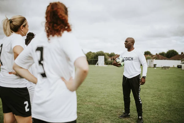 Vrouwelijke Voetballers Luisteren Naar Coach — Stockfoto