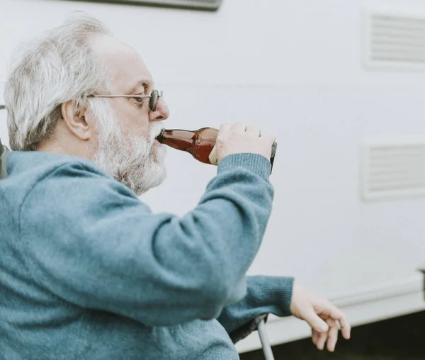Homme Âgé Dégustant Une Bouteille Bière — Photo