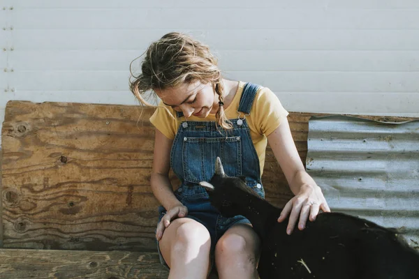 Jovem Feliz Brincando Com Uma Cabra Bebê Preto — Fotografia de Stock