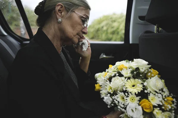 Traurige Witwe Auf Dem Weg Zur Beerdigung — Stockfoto