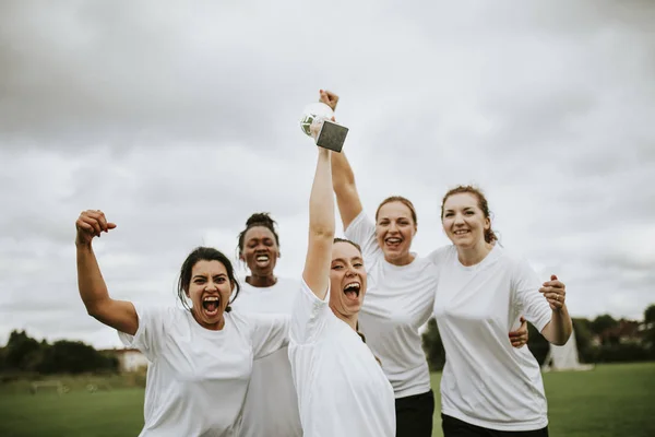快乐的女足球运动员庆祝他们的胜利 — 图库照片