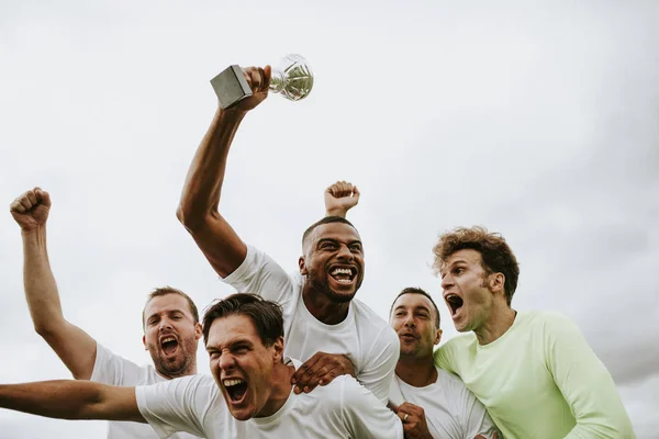 Equipe Jogadores Futebol Comemorando Sua Vitória — Fotografia de Stock